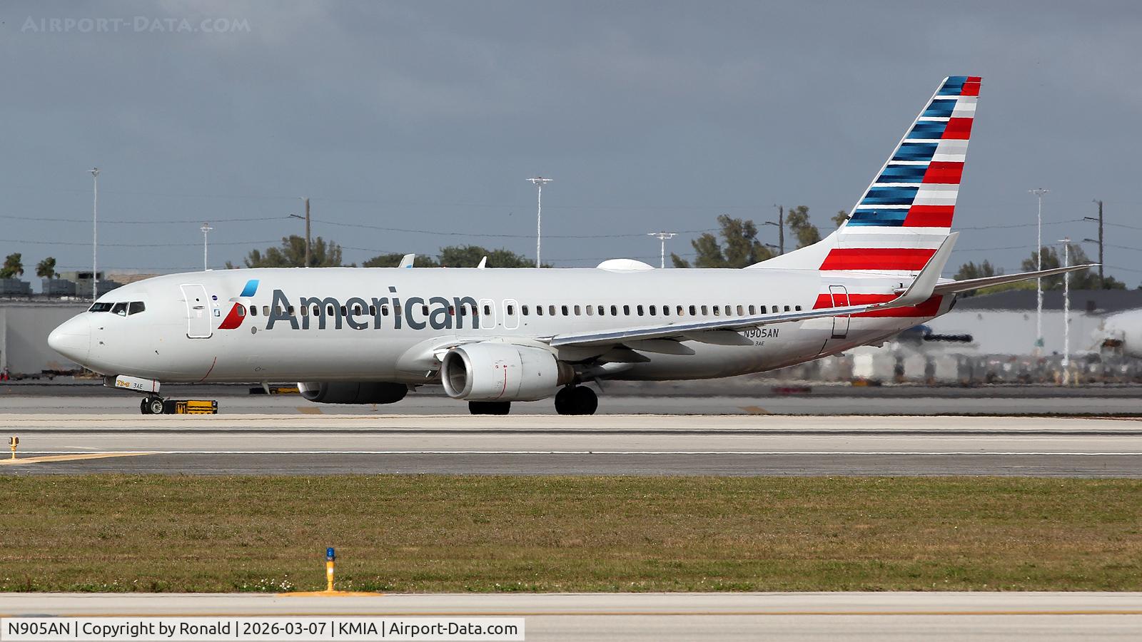 N905AN, 1999 Boeing 737-823 C/N 29507, at mia