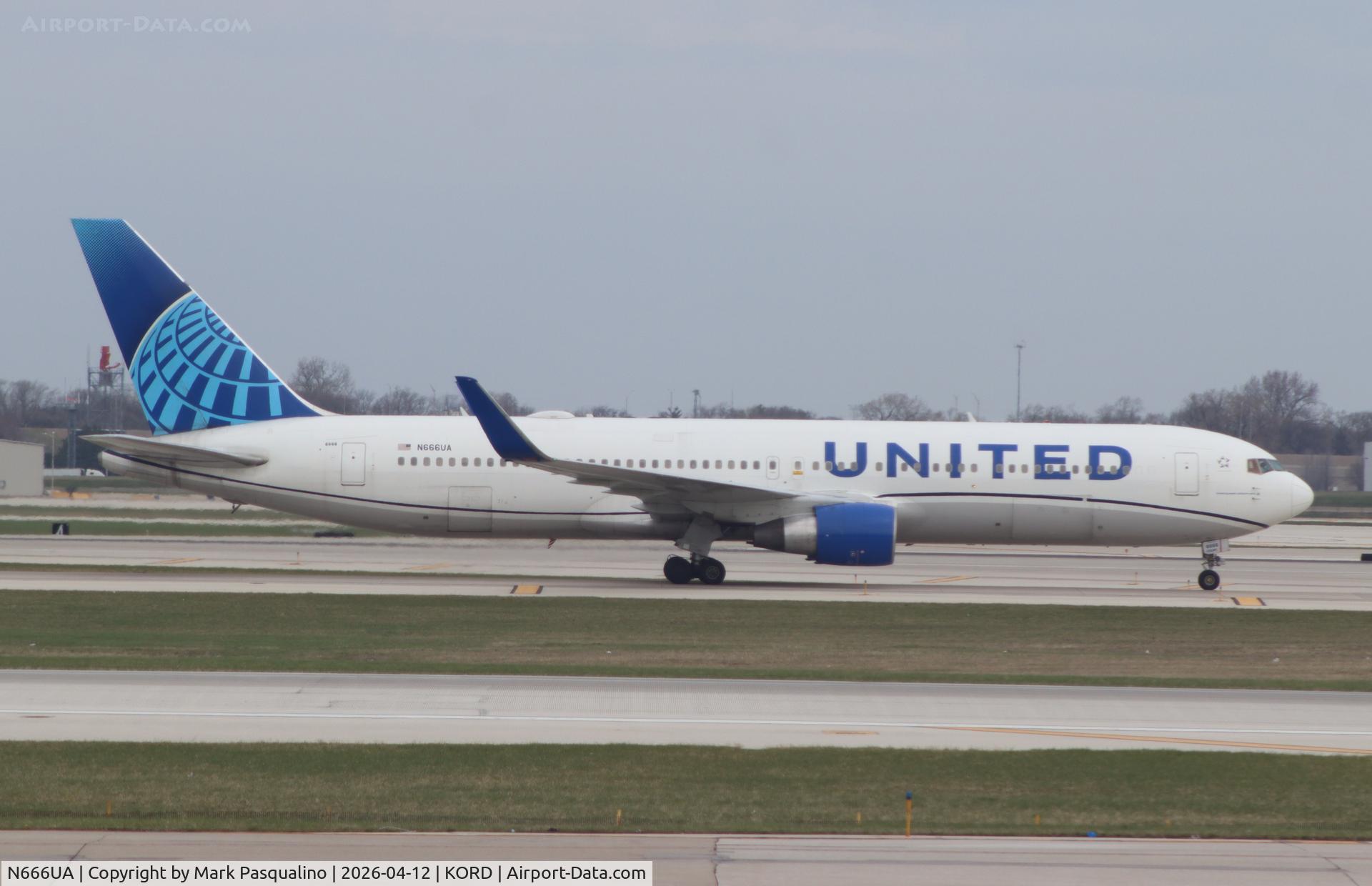 N666UA, 1998 Boeing 767-322 C/N 29238, Boeing 767-322