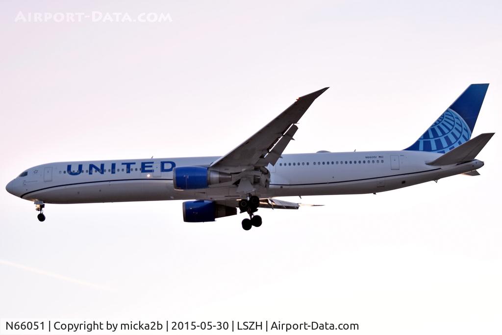 N66051, 2000 Boeing 767-424/ER C/N 29446, Landing