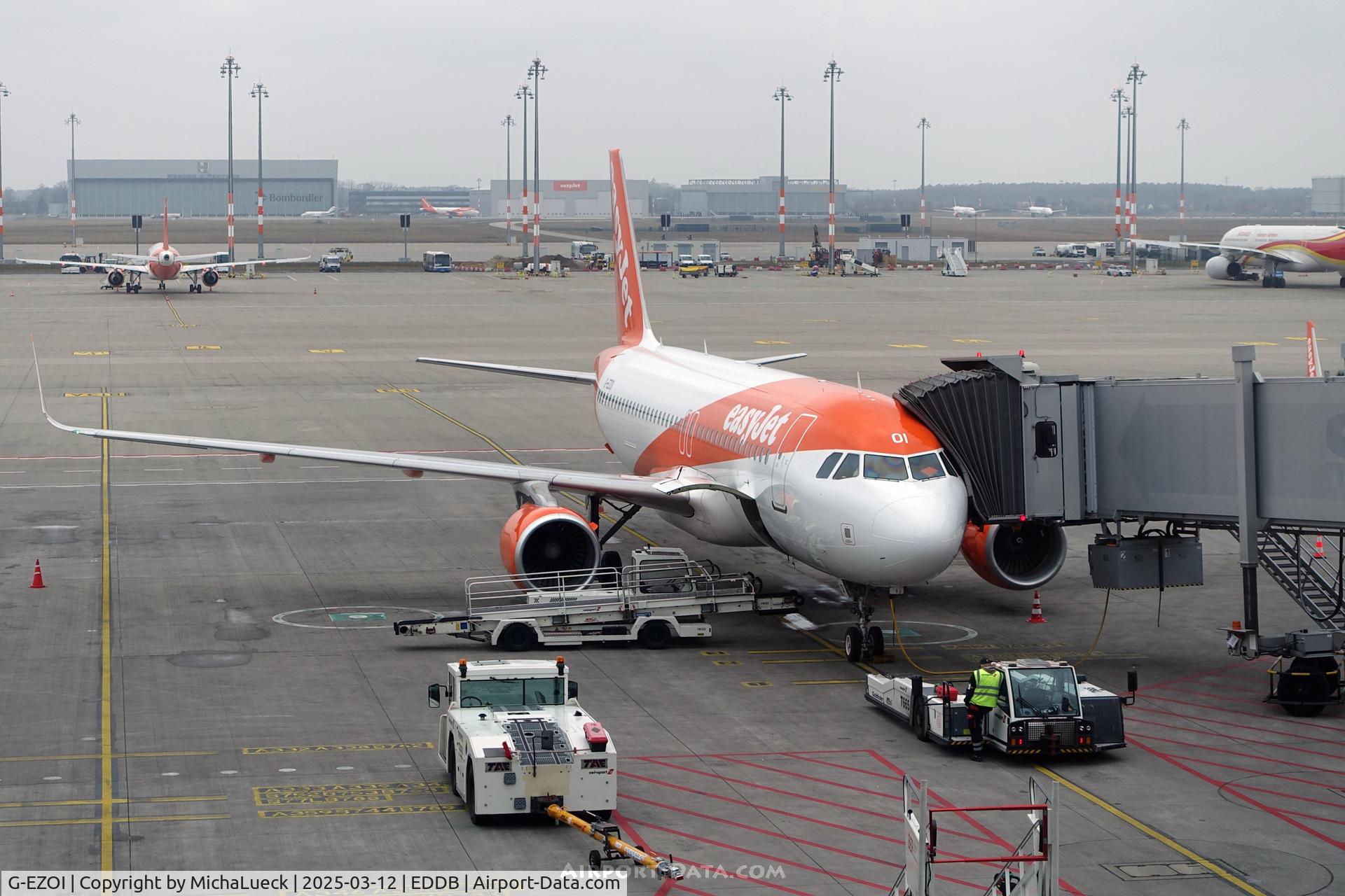 G-EZOI, 2015 Airbus A320-214 C/N 6562, At Berlin Brandenburg