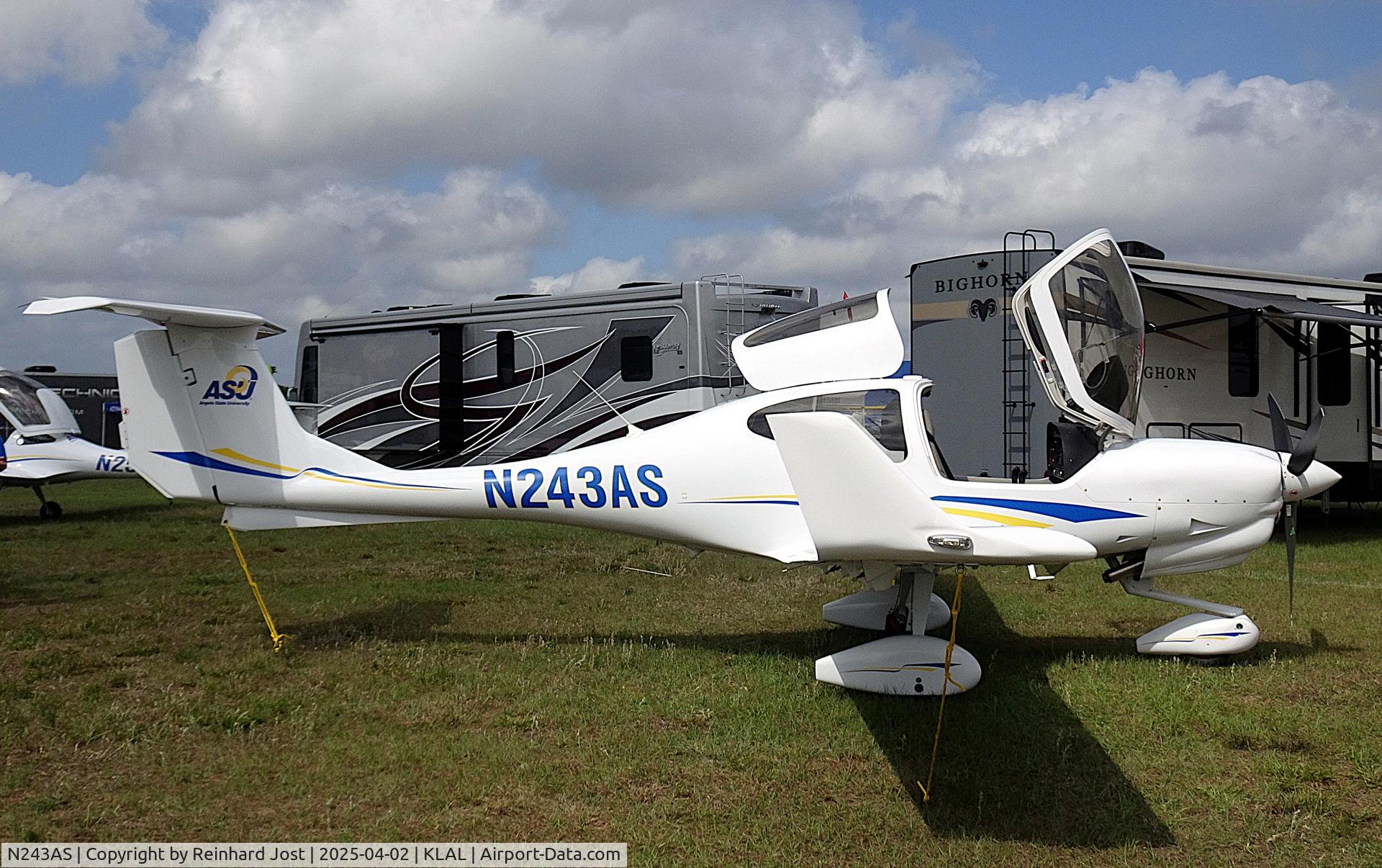 N243AS, 2023 Diamond DA 40 NG C/N 40.NC256, DA-40NG of the Angelo State University / TX with everything open on display at Sun'n'Fun 2025