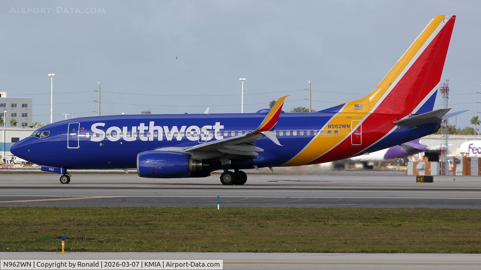 N962WN, 2011 Boeing 737-7H4 C/N 36963, at mia