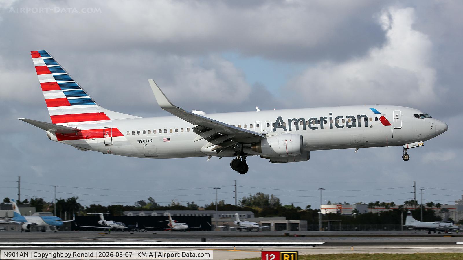 N901AN, 1999 Boeing 737-823 C/N 29503, at mia