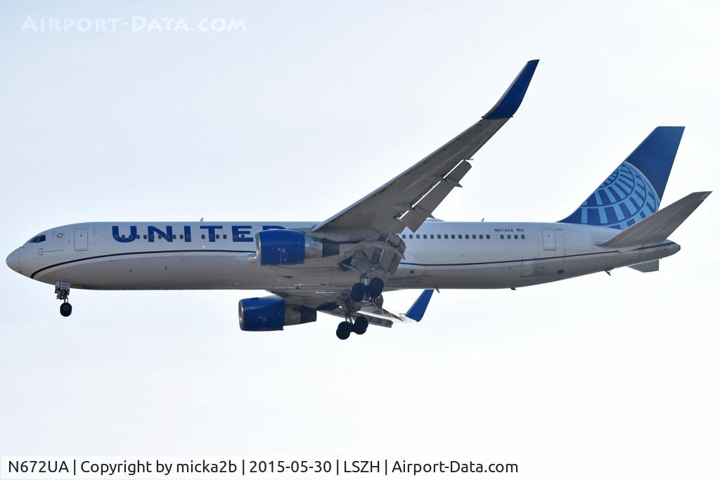 N672UA, 1999 Boeing 767-322 C/N 30027, Landing