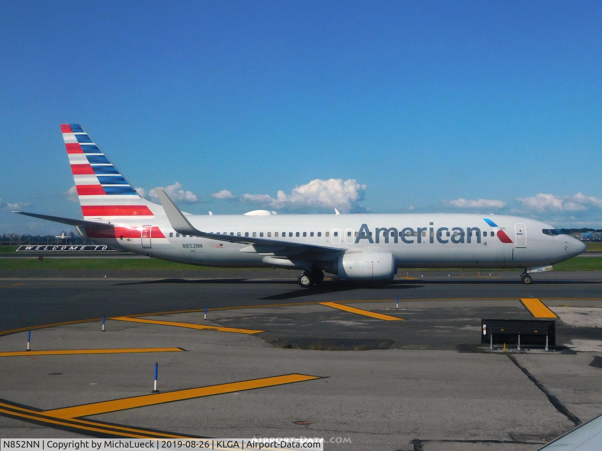 N852NN, 2010 Boeing 737-823 C/N 40581, At LaGuardia