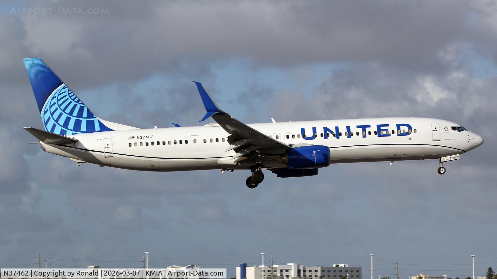 N37462, 2012 Boeing 737-924/ER C/N 37207, at mia
