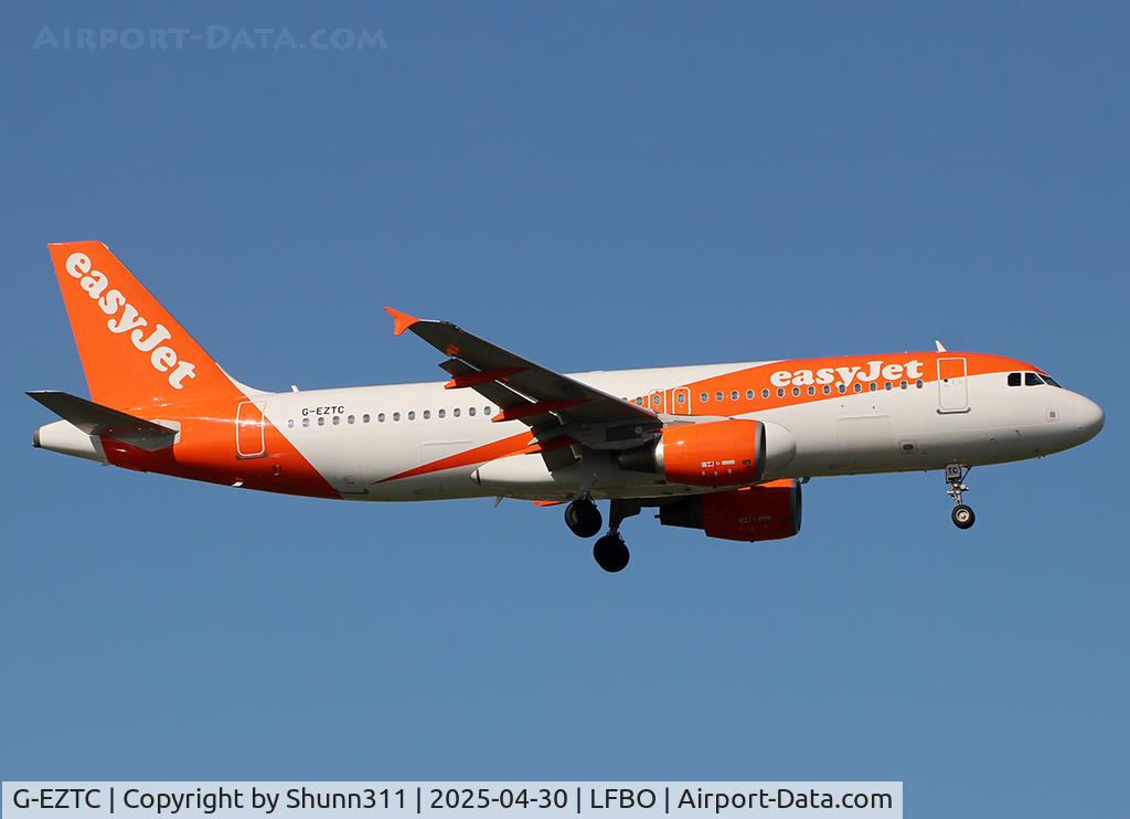 G-EZTC, 2009 Airbus A320-214 C/N 3871, Landing rwy 14R... new c/s