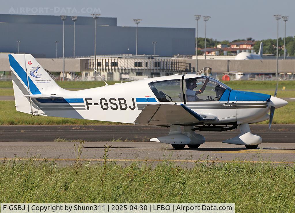 F-GSBJ, Robin DR-400-140B Major C/N 2350, Taxiing holding point rwy 14L for departure...