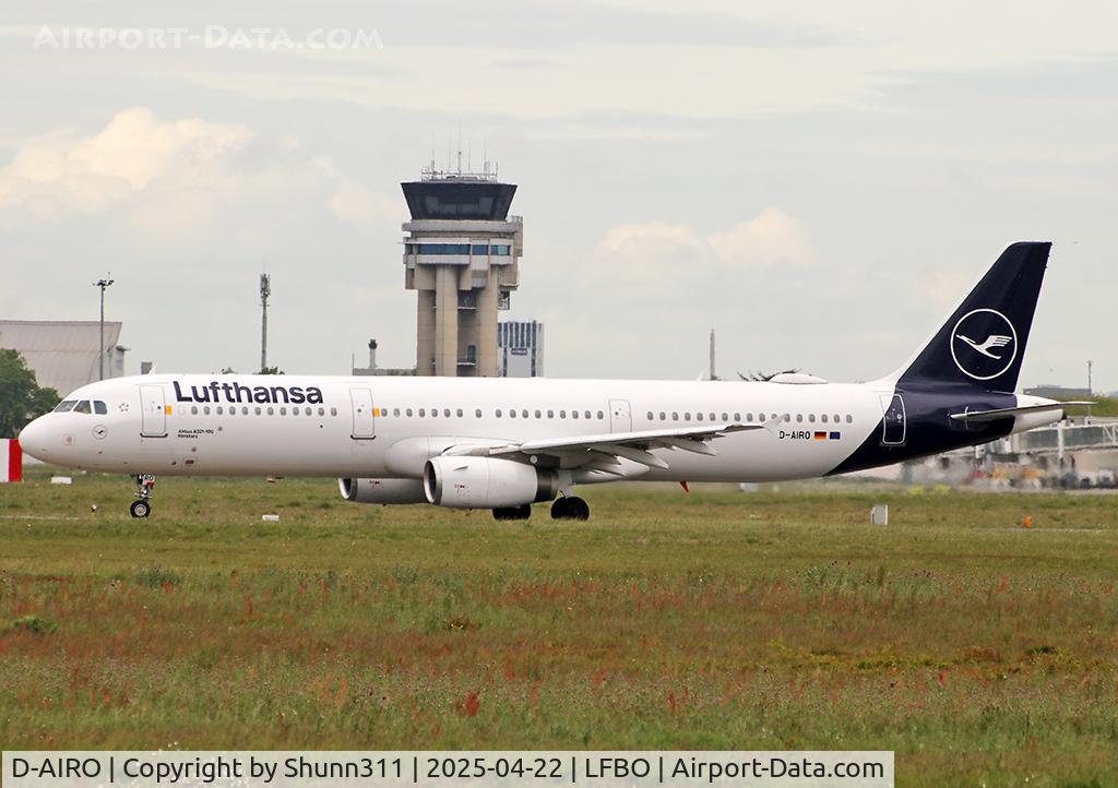 D-AIRO, 1995 Airbus A321-131 C/N 0563, Lining up rwy 32L for departure... new c/s...