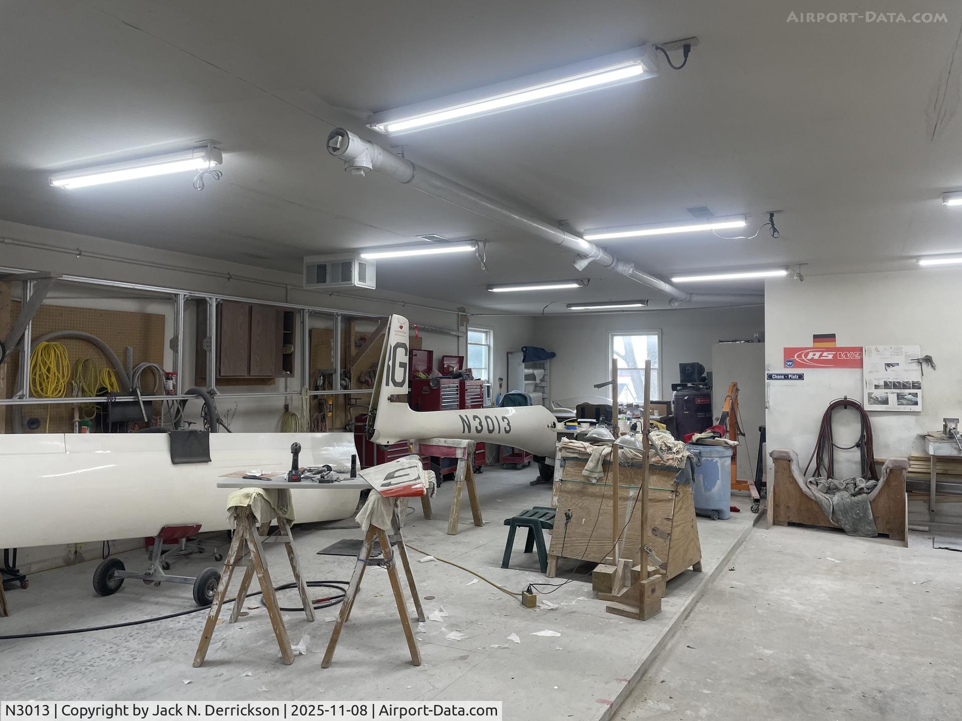 N3013, 1969 Glasflugel H 301 B LIBELLE C/N 105, John Murray's shop in Waynesville