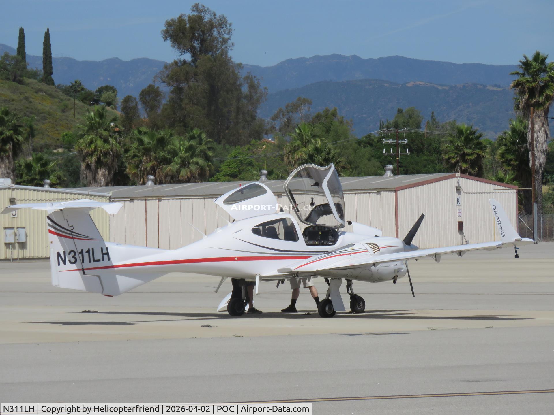 N311LH, 2005 Diamond DA42 NG Twin Star C/N 42.036, Checking her out