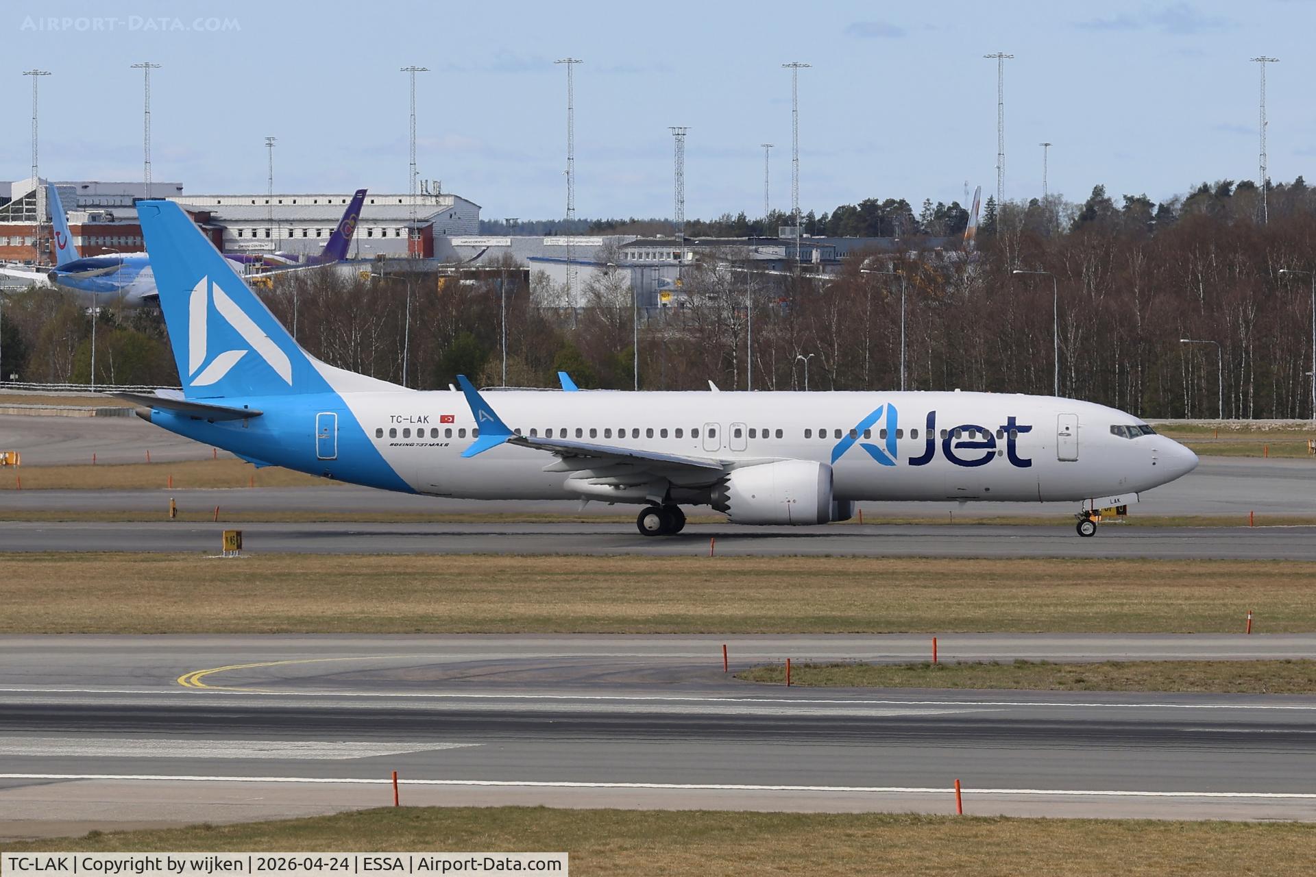 TC-LAK, 2022 Boeing 737-8 MAX C/N 61848, Twy W