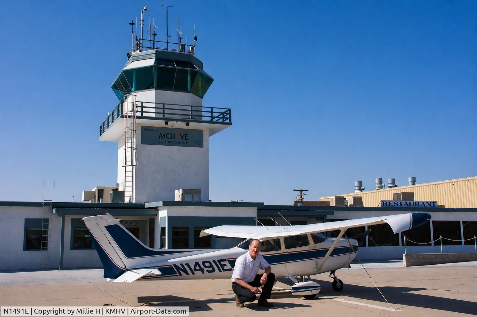 N1491E, 1978 Cessna 172N C/N 17271021, Pilot Keith at KMHV Airport Mojave CA posing with Cessna N1491E