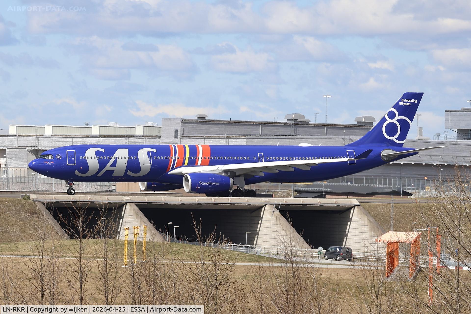 LN-RKR, 2015 Airbus A330-343E C/N 1660, Twy W