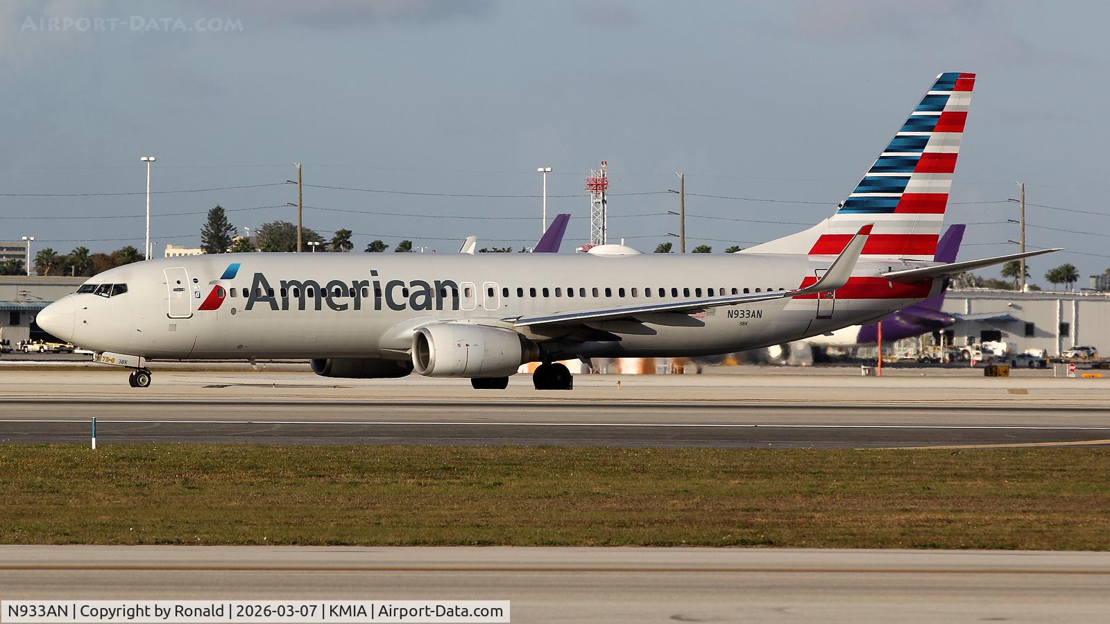 N933AN, 2000 Boeing 737-823 C/N 30080, at mia