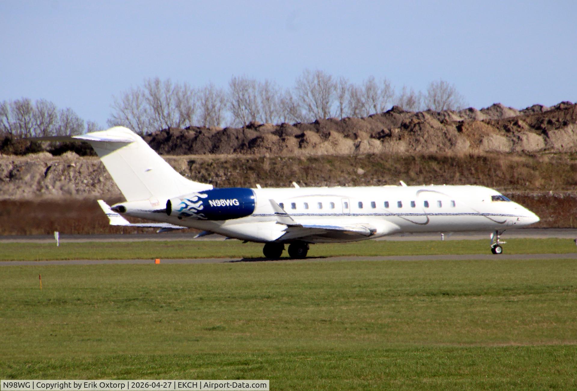 N98WG, 1999 Bombardier BD-700-1A10 Global Express C/N 9032, N98WG taxi for takeoff rw 04R