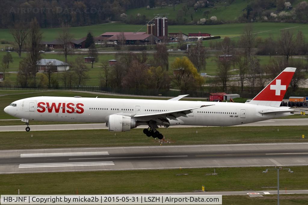 HB-JNF, 2016 Boeing 777-3DE/ER C/N 44587, Landing