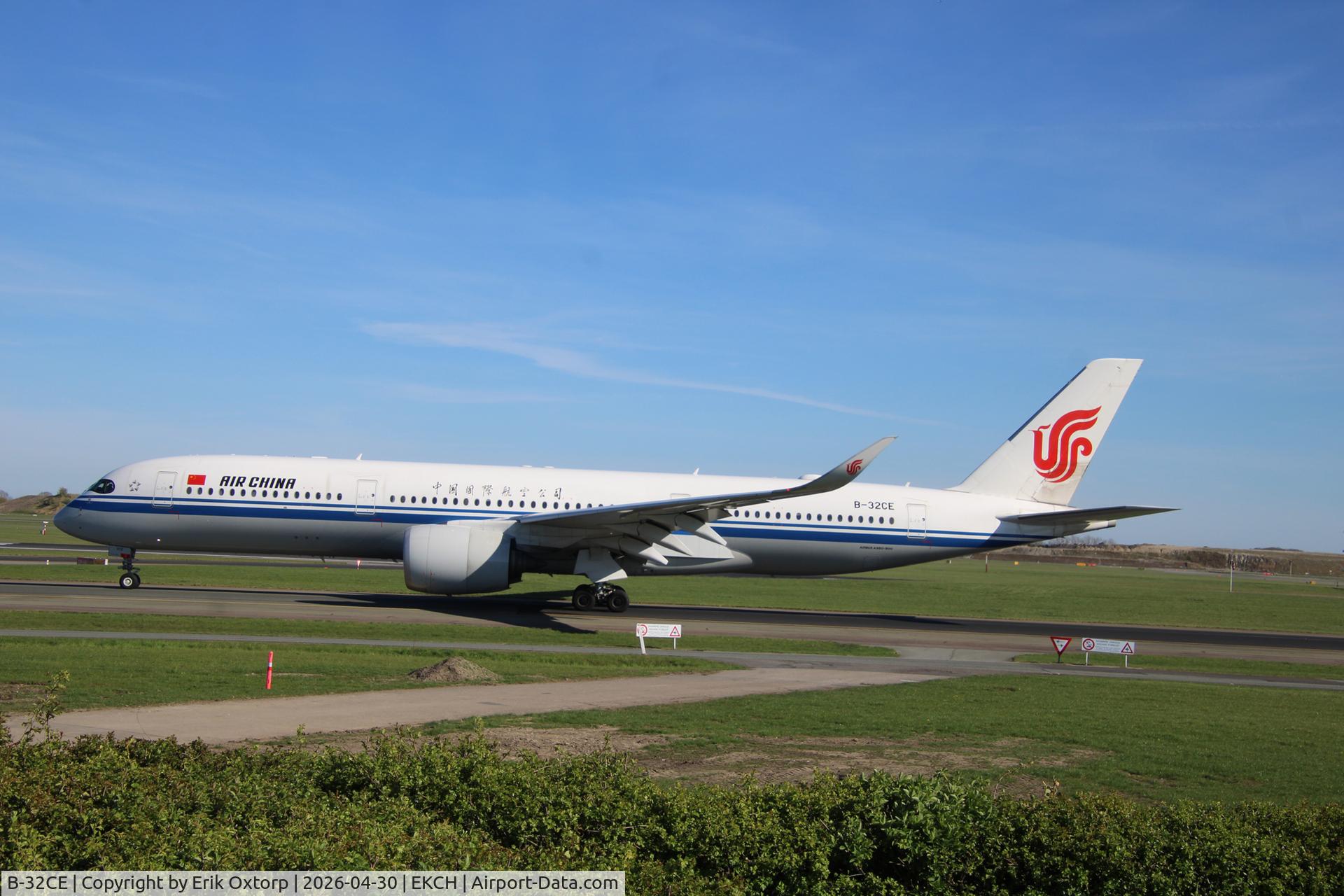 B-32CE, 2022 Airbus A350-941 C/N 574, B-32CE landed rw 04L