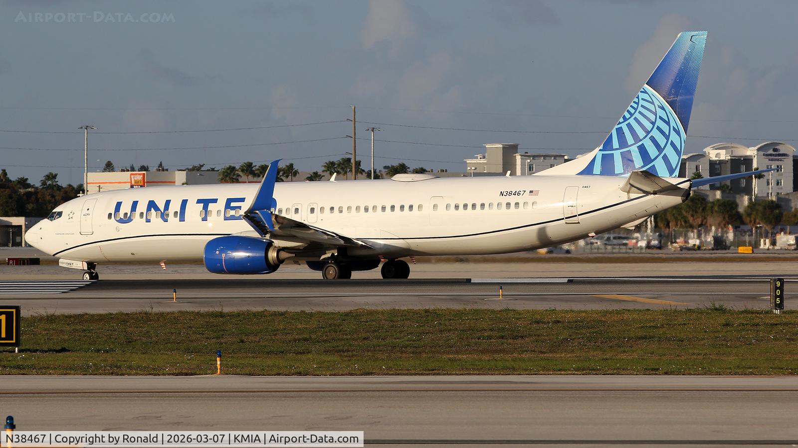 N38467, 2013 Boeing 737-924/ER C/N 33537, at mia