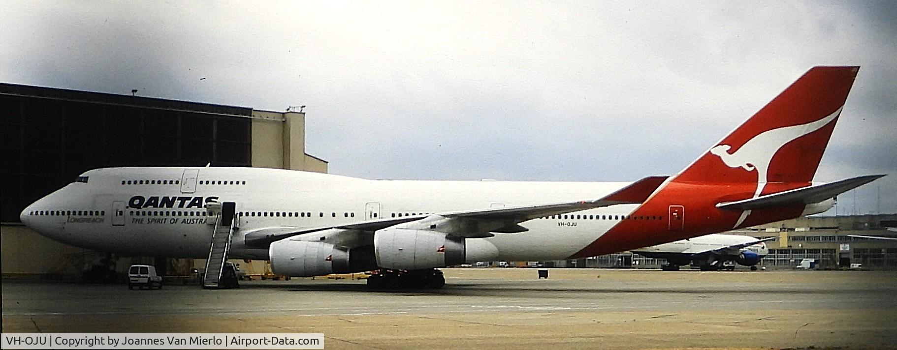 VH-OJU, 1999 Boeing 747-438, c/n 25566, ex-slide