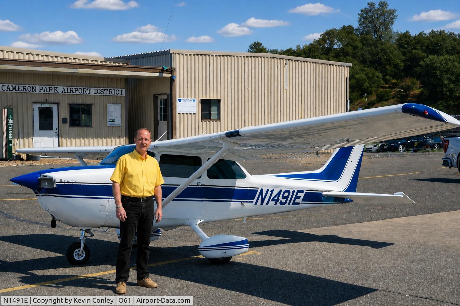 N1491E, 1978 Cessna 172N C/N 17271021, Pilot Keith with Cessna N1491E at O61 Cameron Park Airport