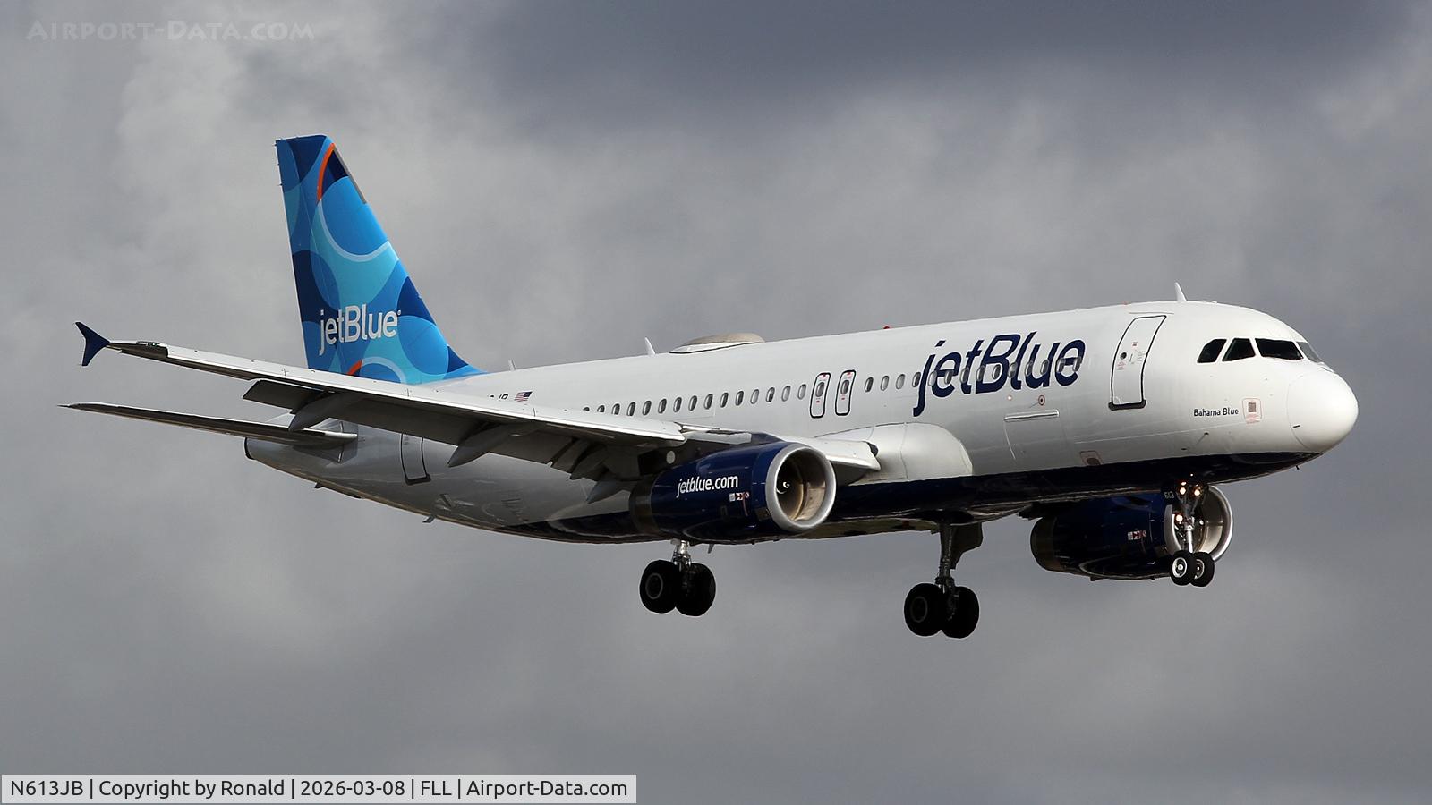 N613JB, 2005 Airbus A320-232 C/N 2449, at fll