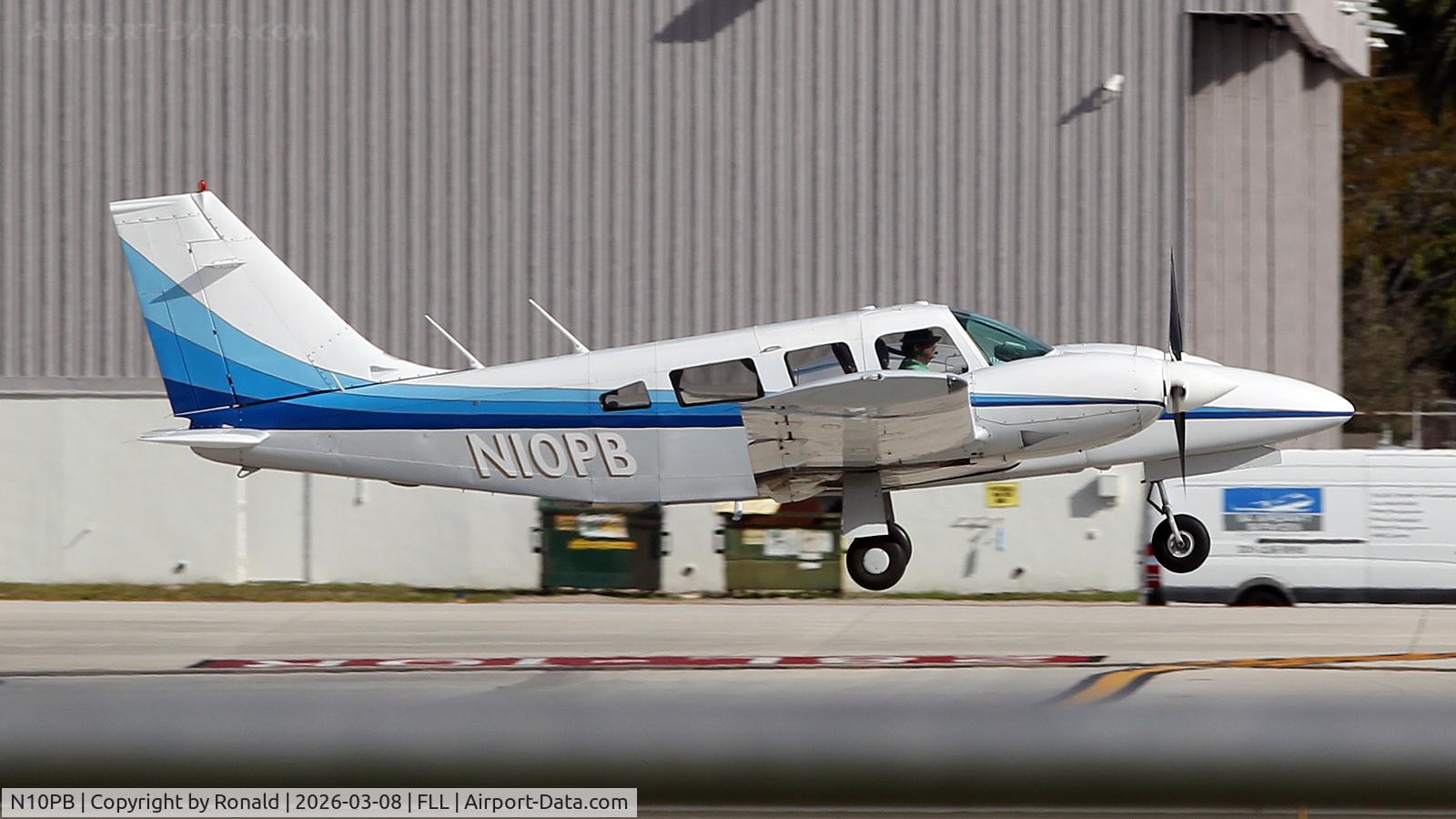 N10PB, 1974 Piper PA-34-200T Seneca II C/N 34-7570031, at fll