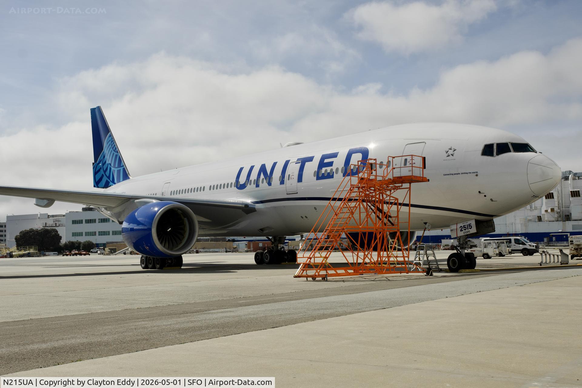 N215UA, 2000 Boeing 777-222 C/N 30221, SFO 2026
