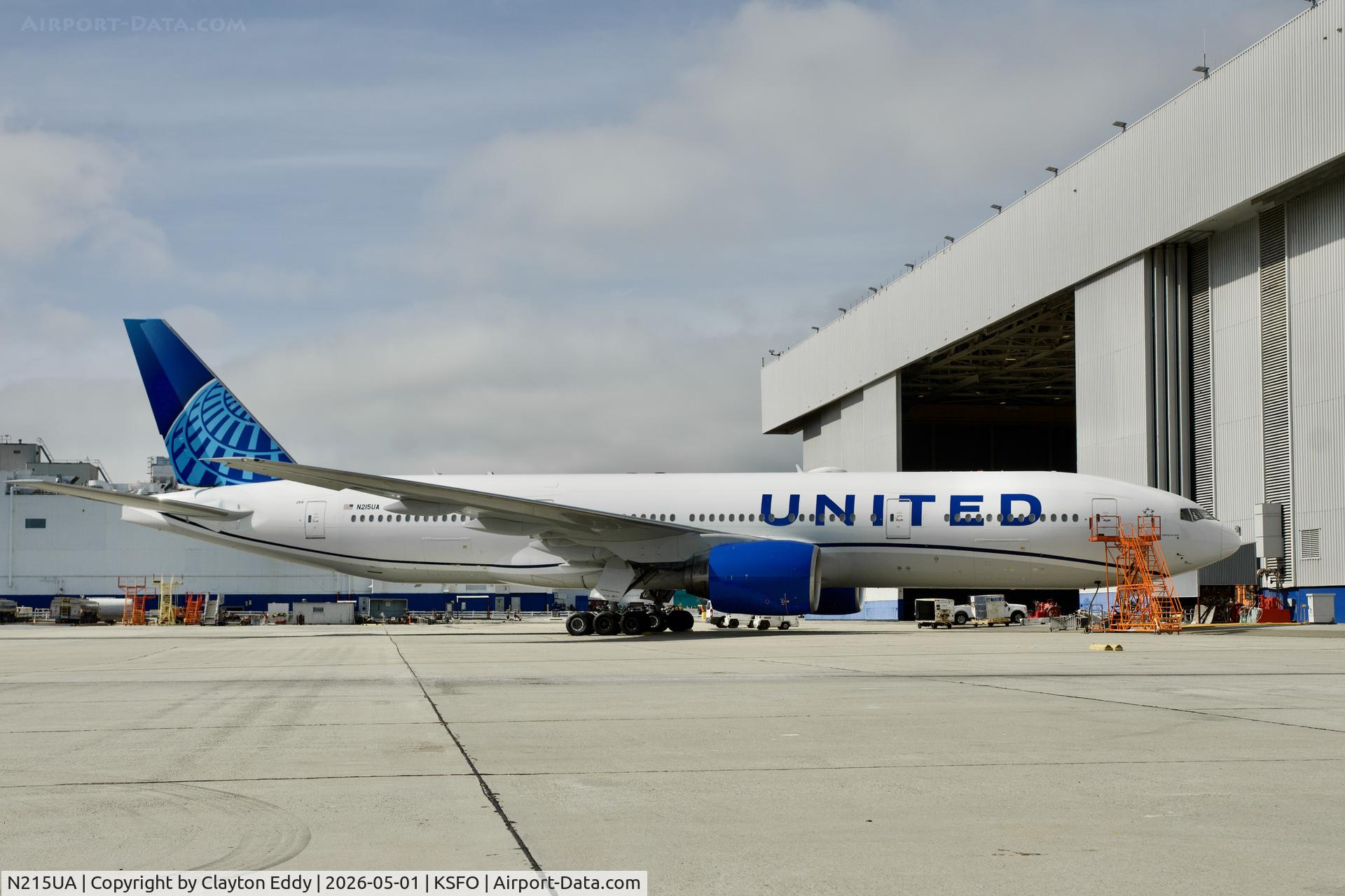 N215UA, 2000 Boeing 777-222 C/N 30221, SFO 2026