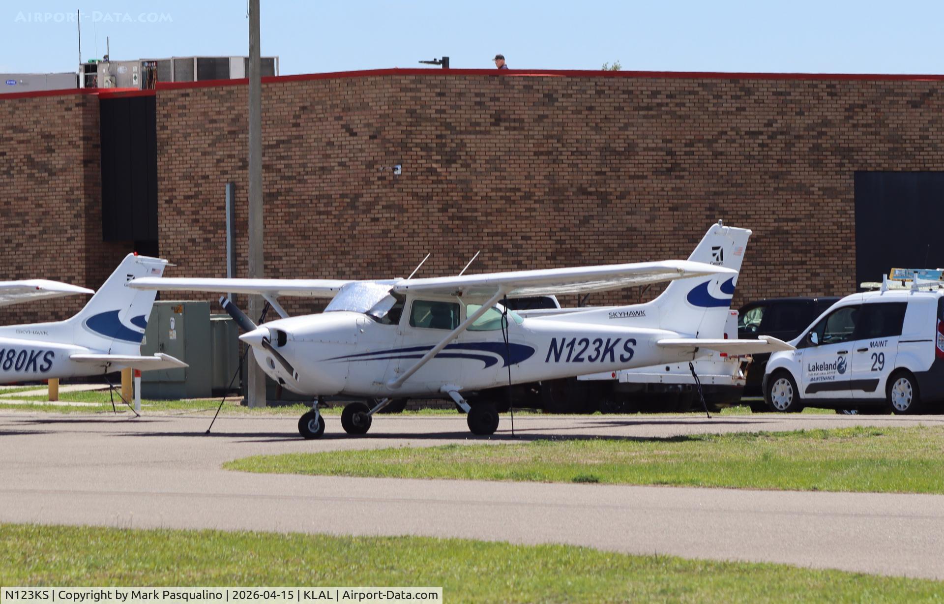 N123KS, 1977 Cessna 172N, c/n 17268627, Cessna 172N