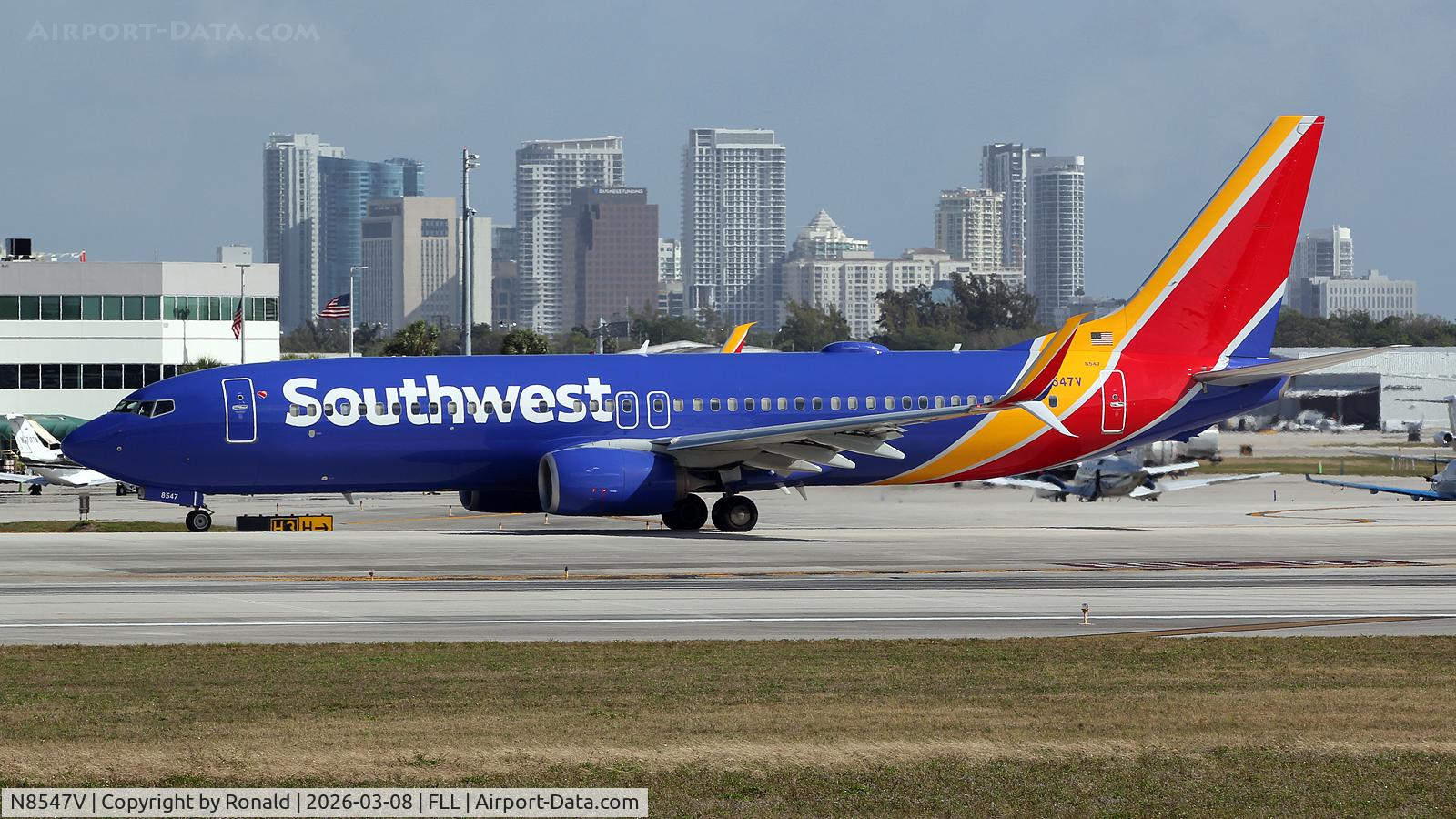 N8547V, 2017 Boeing 737-8H4, c/n 63572 l/n 6563, at fll