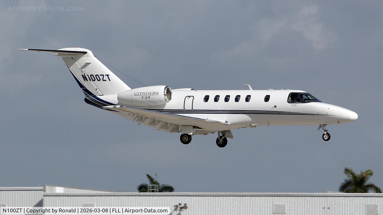 N100ZT, 2010 Hawker Beechcraft 900XP, c/n HA-0164, at fll