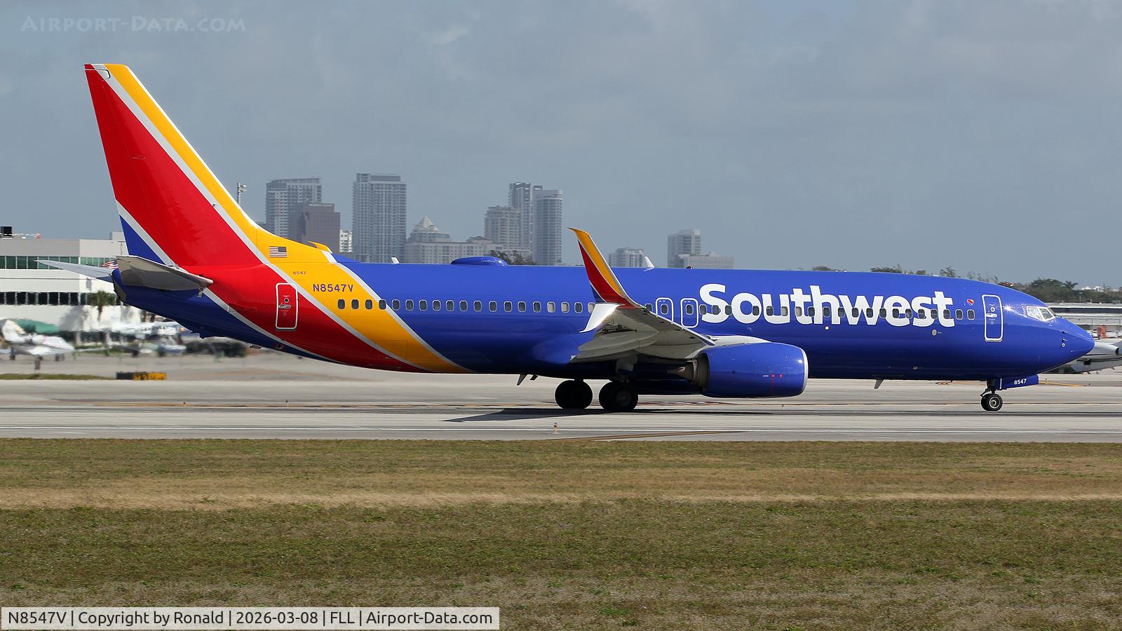N8547V, 2017 Boeing 737-8H4, c/n 63572 l/n 6563, at fll