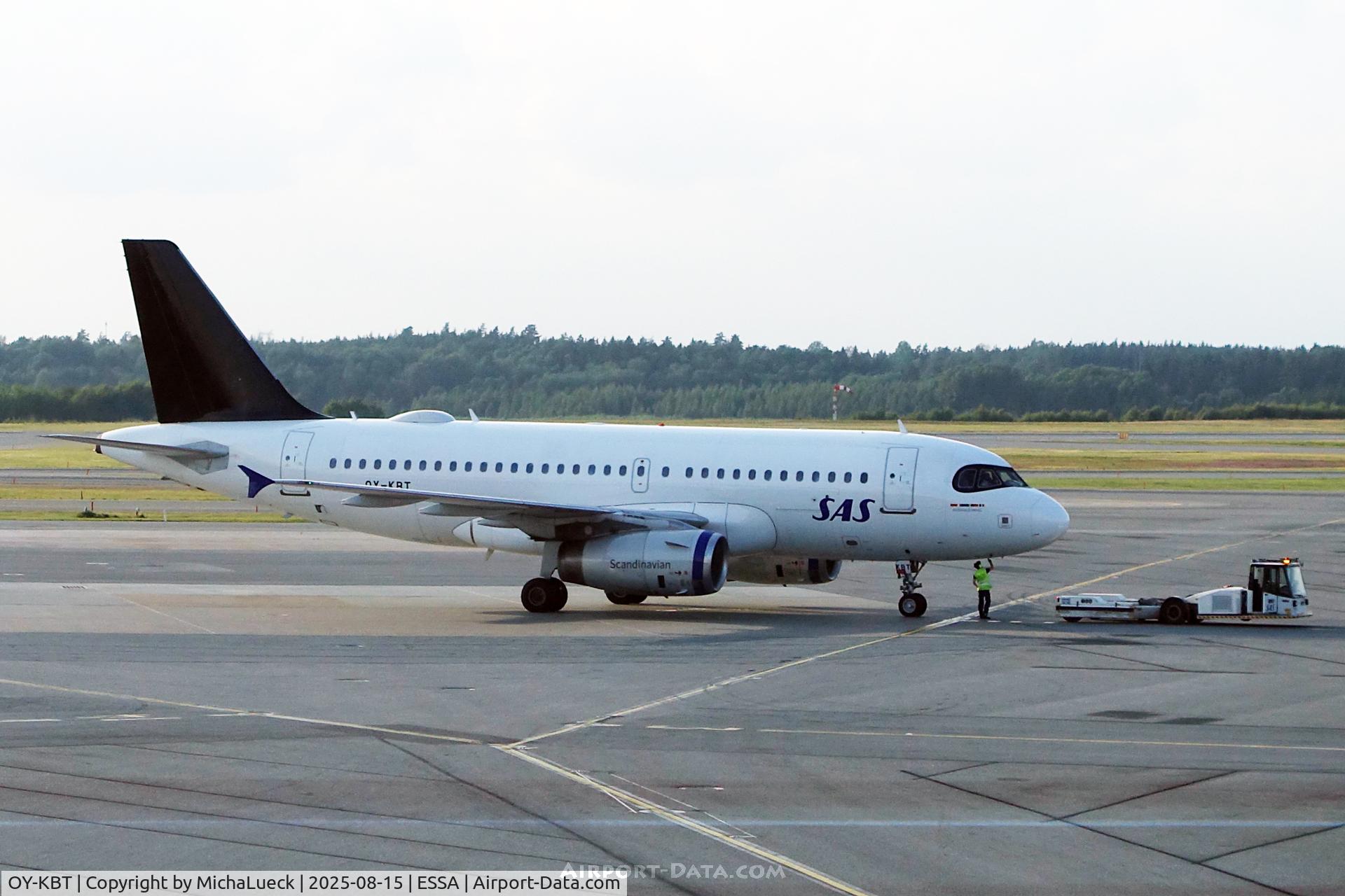 OY-KBT, 2007 Airbus A319-131 C/N 3292, This aircraft was sporting the Star Alliance livery. After SAS's move to Sky Team it looks a bit naked. 
