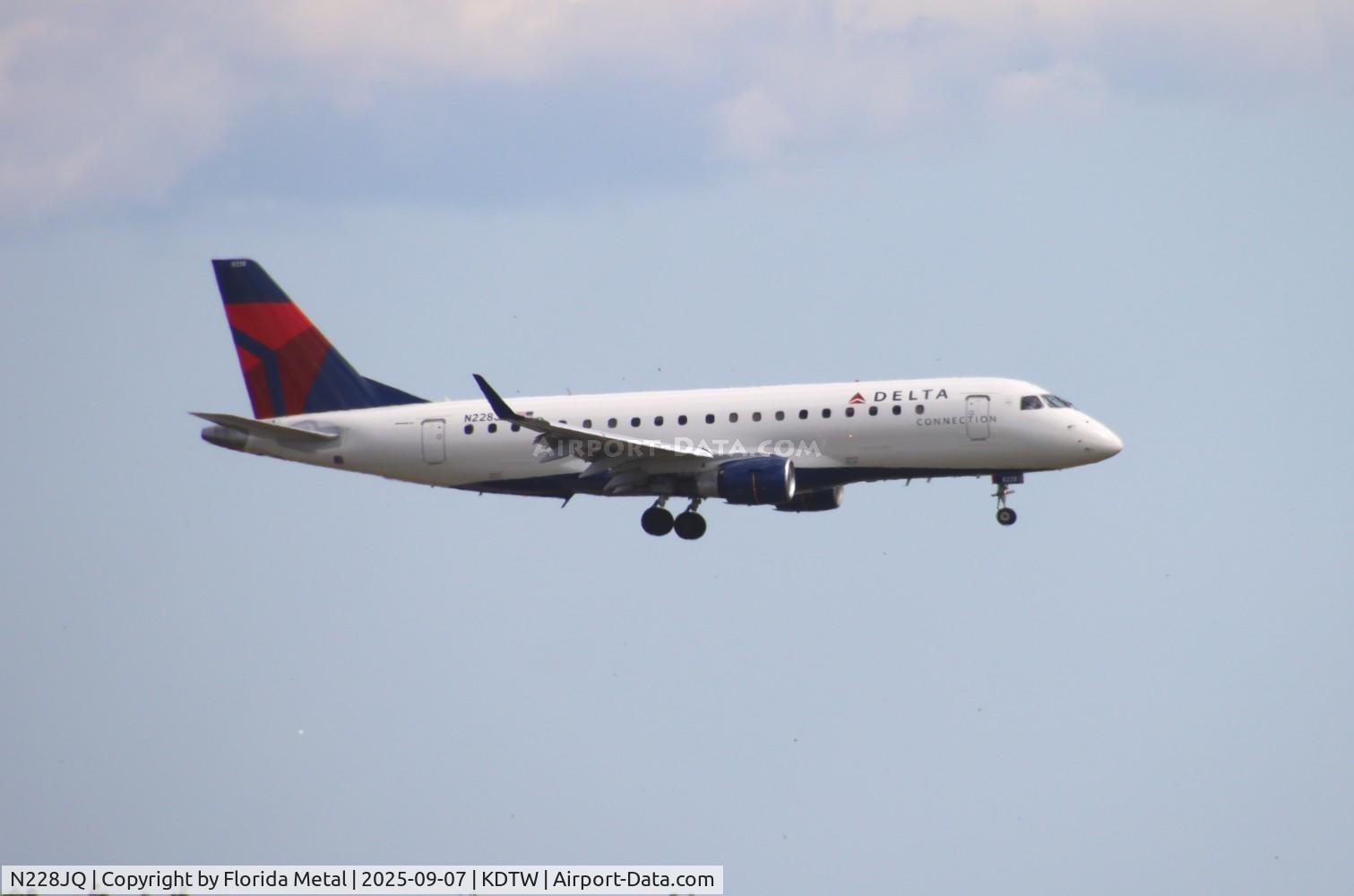 N228JQ, Embraer ERJ170-200LR, c/n 17000218, RPA/DAL E175 zx cmh-dtw