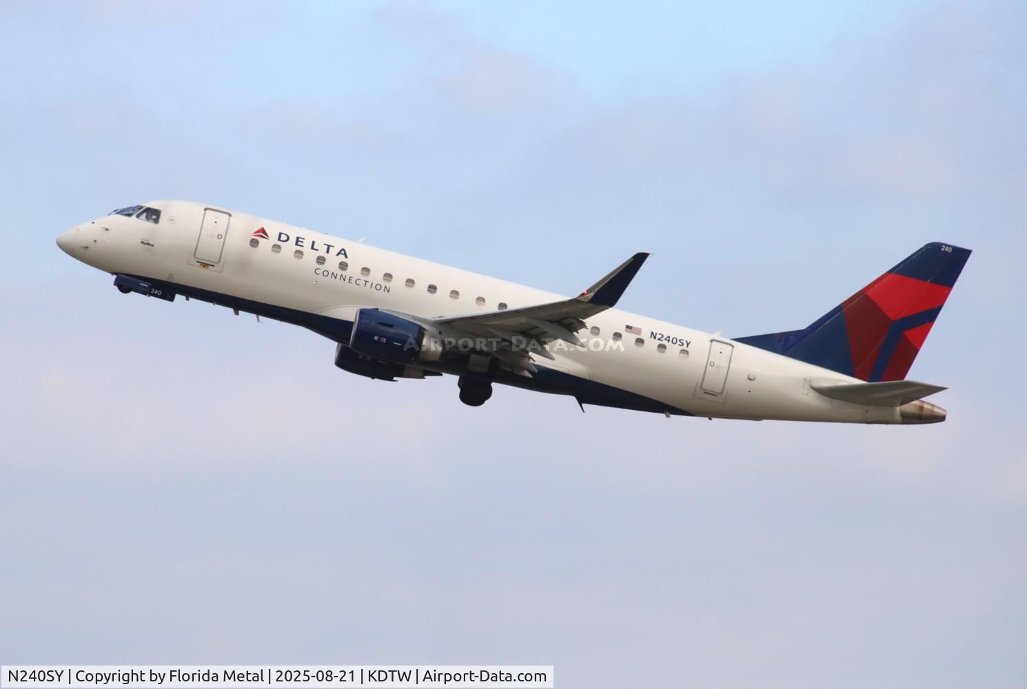 N240SY, 2016 Embraer 175LR (ERJ-170-200LR) C/N 17000580, SKW/DAL E175 zx dtw-mke