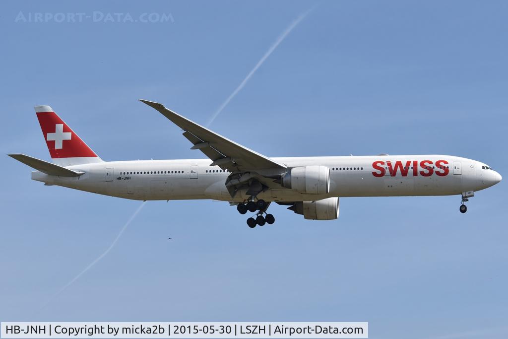 HB-JNH, 2017 Boeing 777-300/ER C/N 62753, Landing