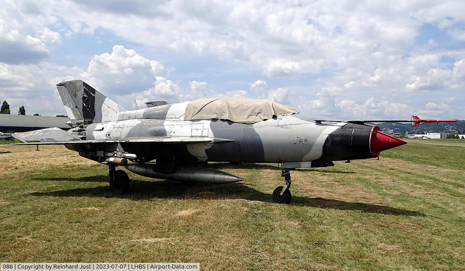 086, Mikoyan-Gurevich MiG-21UM C/N 516955086, In doubtful fake colors at an inofficial military collection at Budaörs near budapest, Hungary