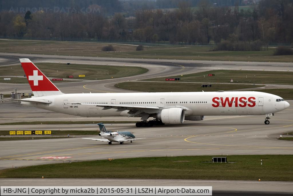 HB-JNG, 2017 Boeing 777-3DE/ER C/N 62752, Taxiing
