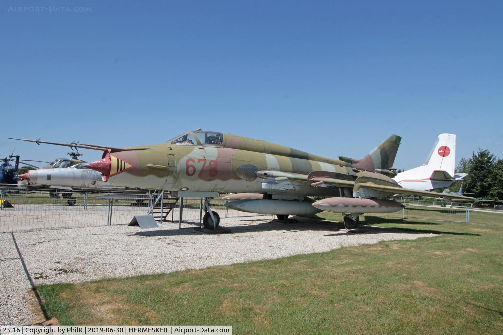 25 16, Sukhoi Su-22M-4, c/n 26103, 25+16 (678 NVA) 1979 Sukhoi Su-22 M-4K GAF Hermeskeil 30.06.19 (1).JPG
