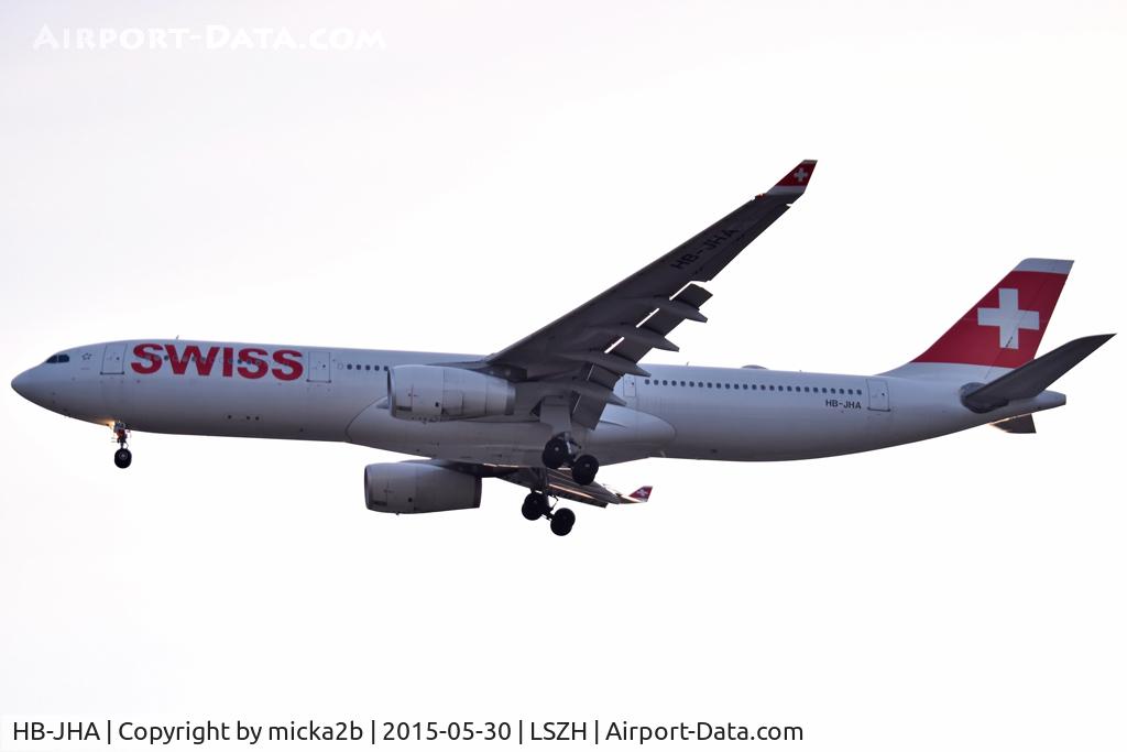 HB-JHA, 2009 Airbus A330-343 C/N 1000, Landing