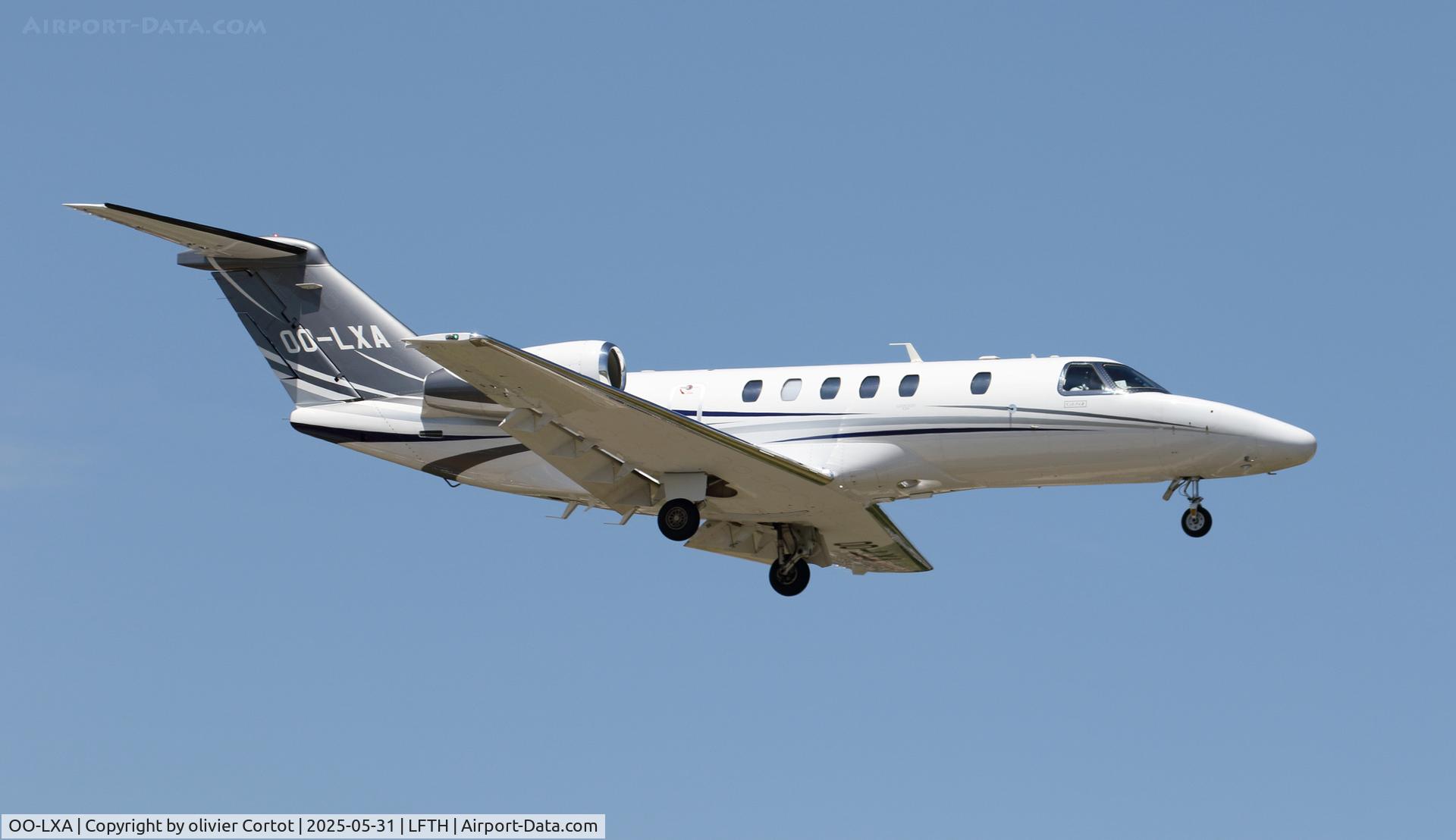 OO-LXA, 2022 Cessna 525C CitationJet CJ4 CitationJet CJ4 C/N 525C-0396, landing at Hyères in 2025