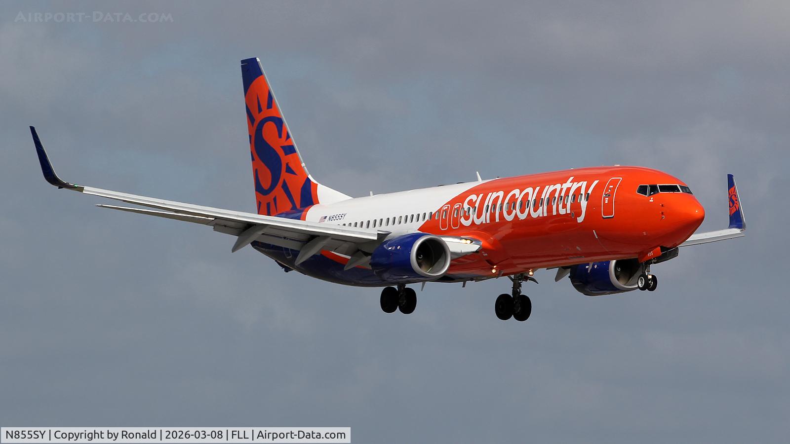 N855SY, 2013 Boeing 737-8KN C/N 40262, at fll