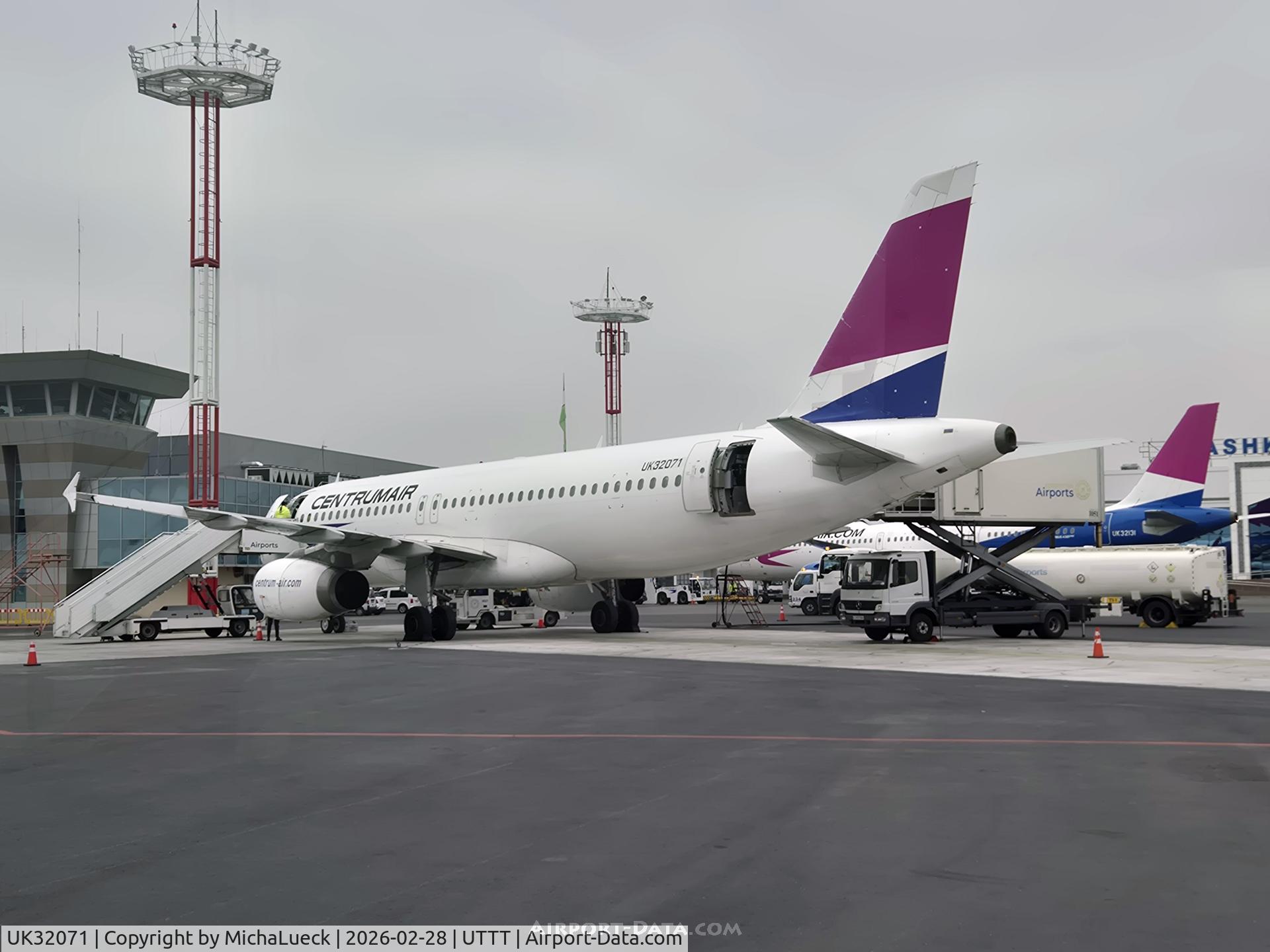 UK32071, 2003 Airbus 320-232, c/n 2029, At Tashkent