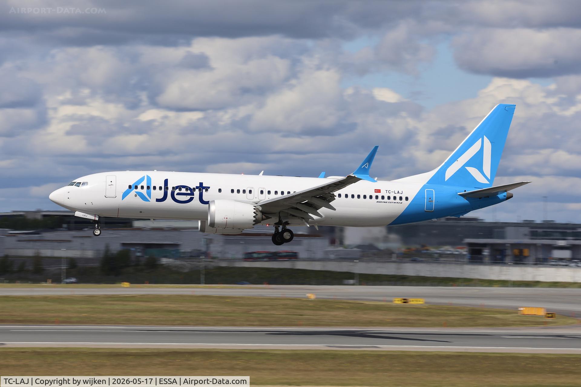 TC-LAJ, 2021 Boeing 737-8 MAX, c/n 61811 l/n 8182, Rwy 19L