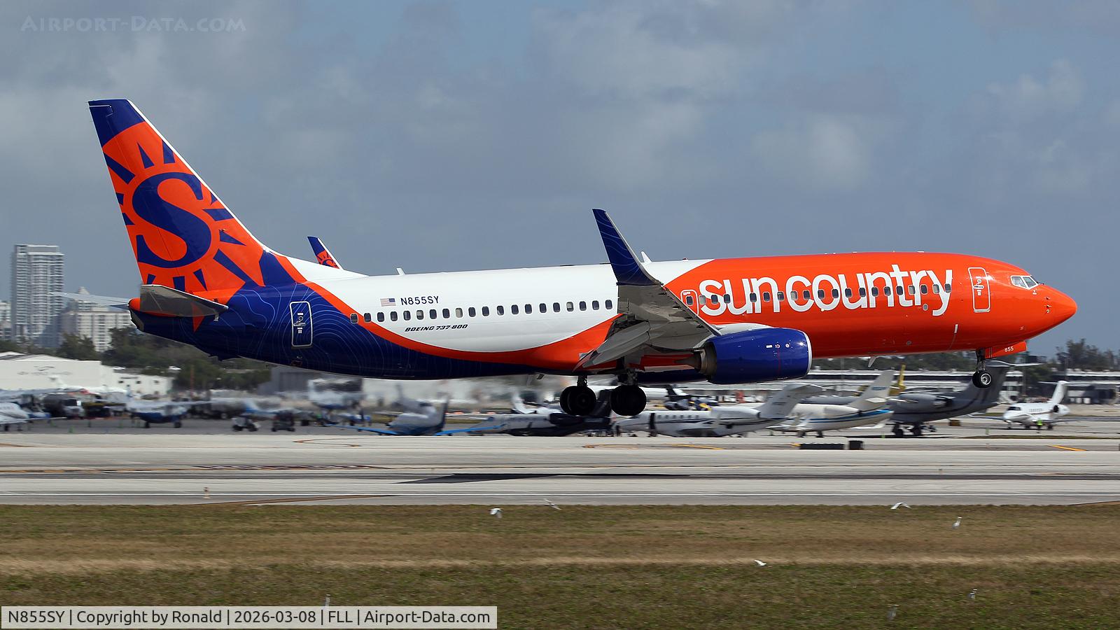 N855SY, 2013 Boeing 737-8KN, c/n 40262 l/n 4699, at fll