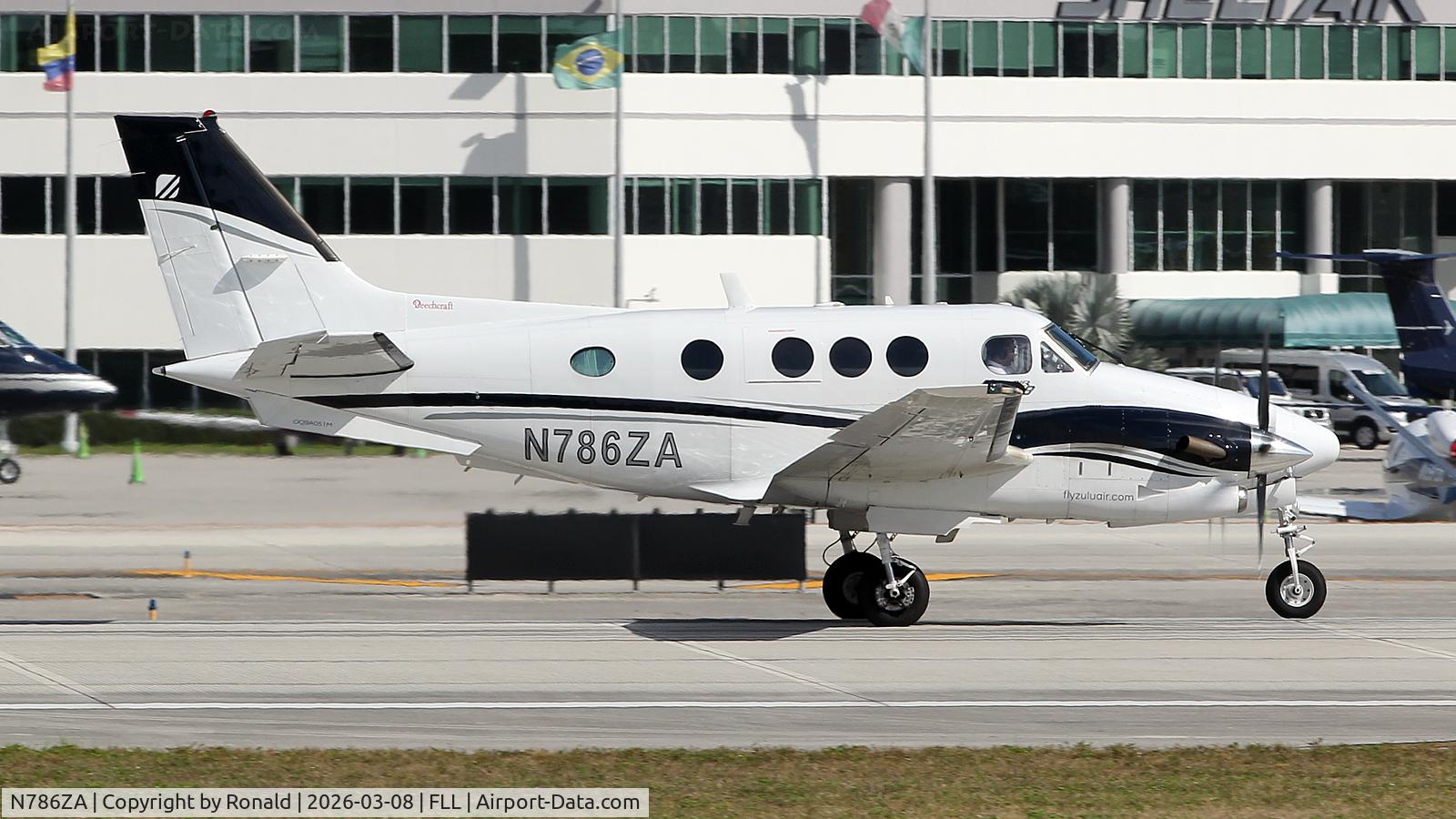 N786ZA, 2013 Boeing 737-8KN, c/n 40262 l/n 4699, at fll