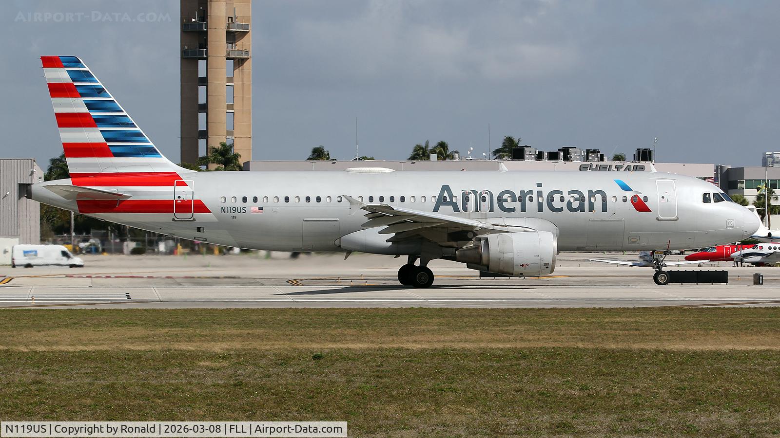 N119US, 2000 Airbus A320-214, c/n 1268, at fll