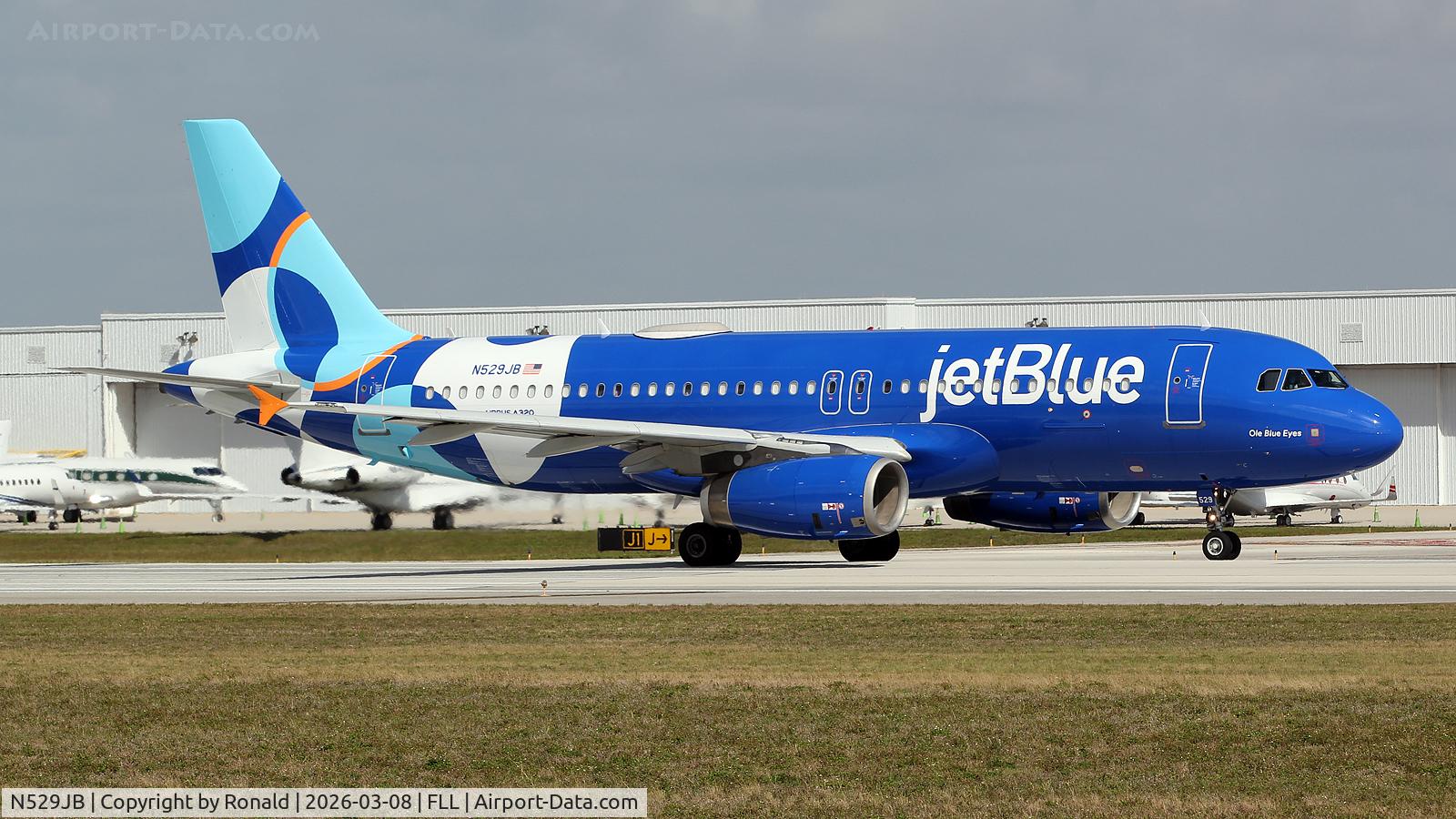 N529JB, 2001 Airbus A320-232, c/n 1610, at fll