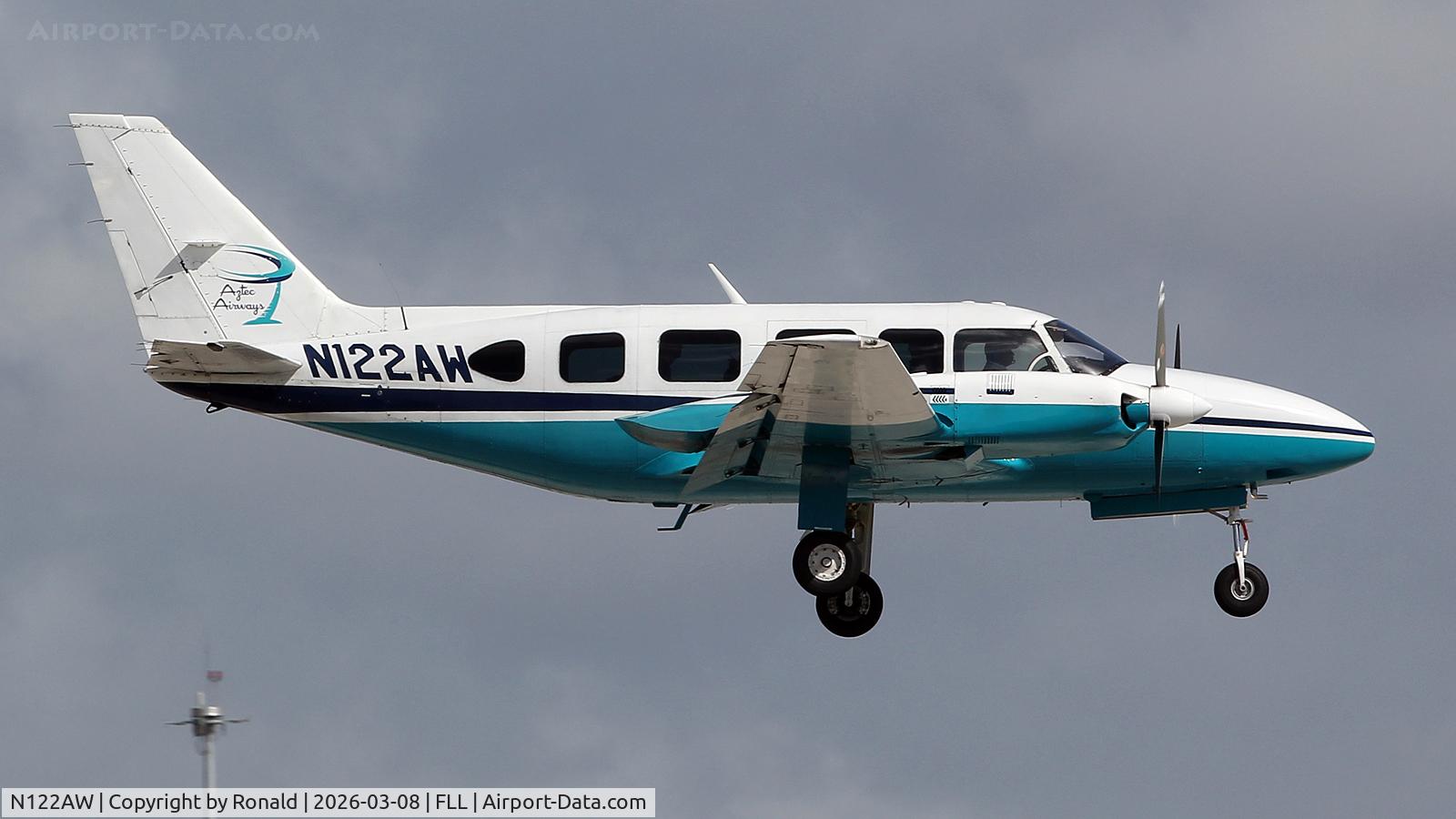 N122AW, 1976 Piper PA-31-350 Chieftain, c/n 31-7652135, at fll